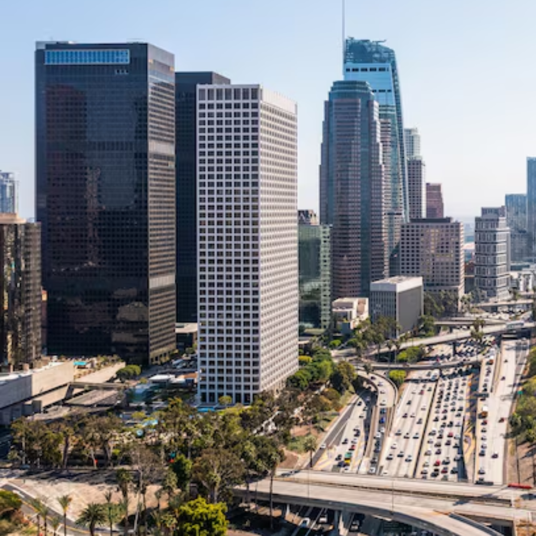 Infografía sobre el proceso de constitución de empresas en Chile, mostrando el registro en el Conservador de Bienes Raíces o el portal de Empresa en un Día.