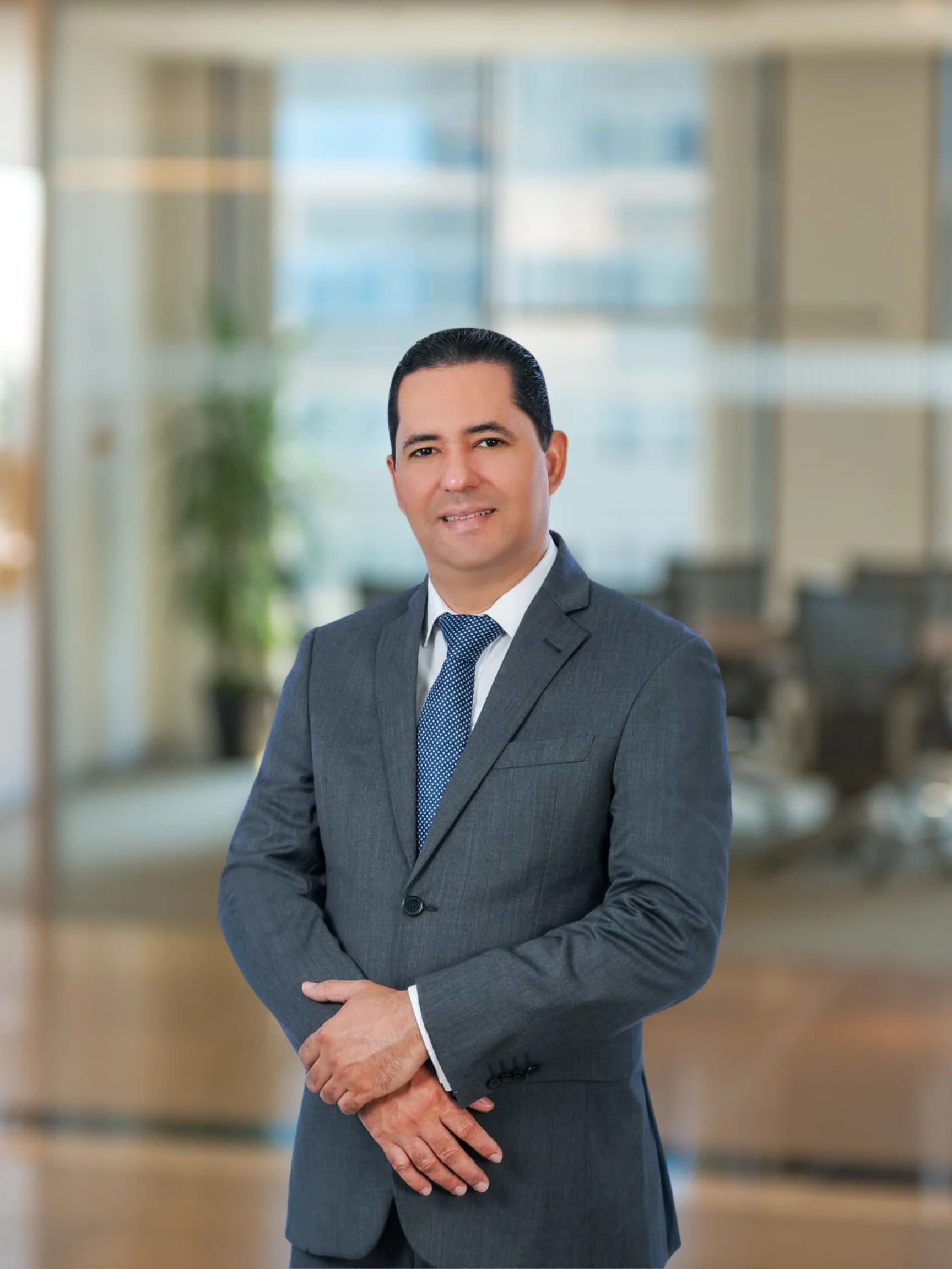 Lic. Yeronides de la Cruz García, abogado experto en derecho corporativo y socio fundador de la firma CGR Lawyer en República Dominicana.