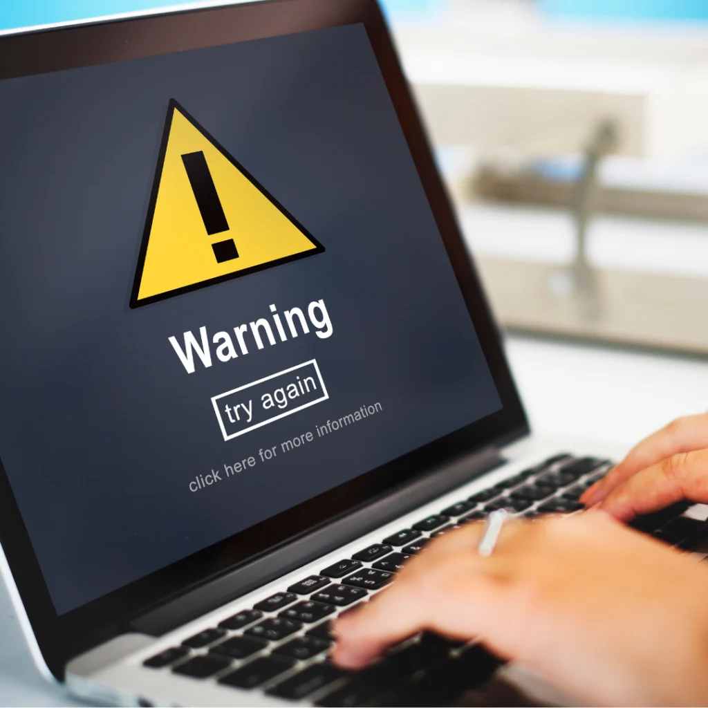 Gráfico de alerta de seguridad de alta prioridad de GRUPO CGR LAWYER, que muestra un escudo protector dorado y azul con un candado cerrado y un icono de advertencia de phishing, junto con el texto 'ALERTA CRÍTICA: NO HAGA CLIC, NO PAGUE, REPORTE INMEDIATAMENTE', para prevenir fraudes legales.