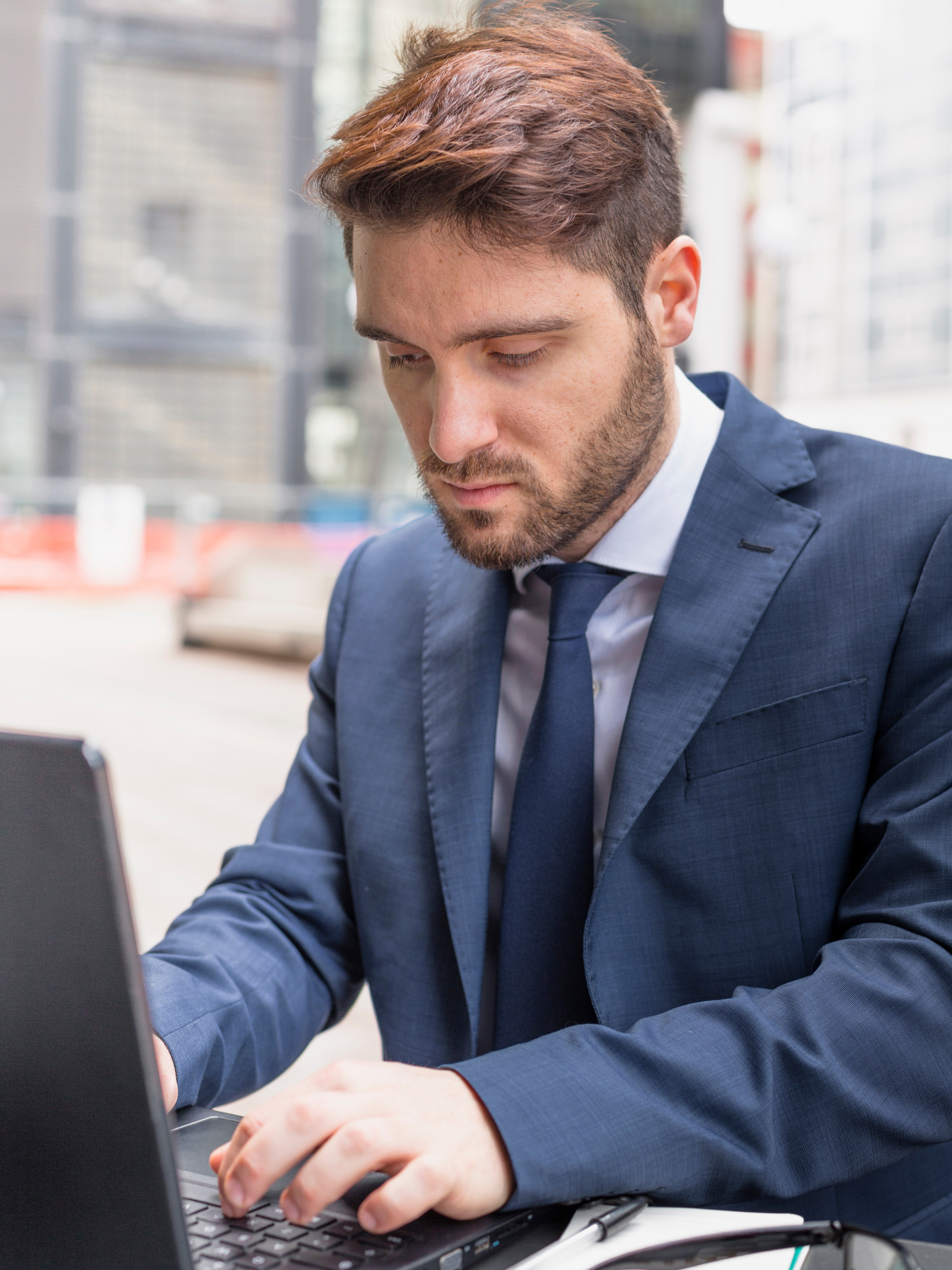 Formulario de contacto de CGR Lawyer para solicitudes legales y contables internacionales, con campos para Nombre/Razón Social, Correo Electrónico, Teléfono/WhatsApp, País de la Consulta y Categoría de Servicio.