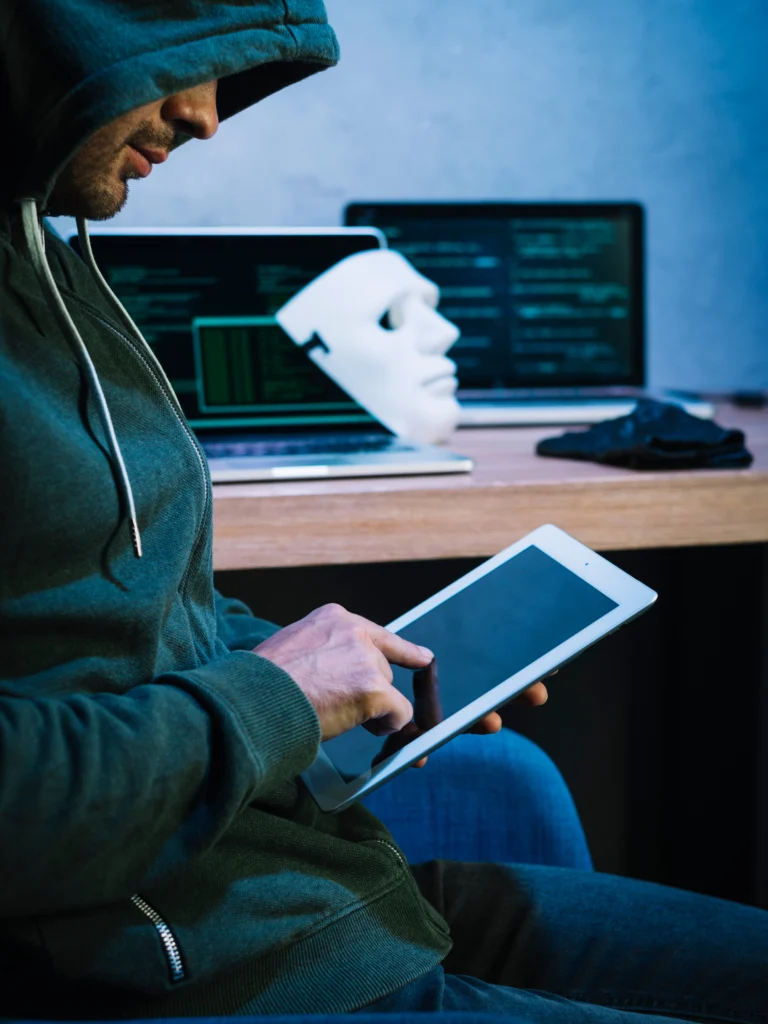 Infografía sobre las 5 modalidades comunes de phishing y suplantación de identidad legal, ilustrada con iconos de alertas de seguridad y prevención de fraudes corporativos.