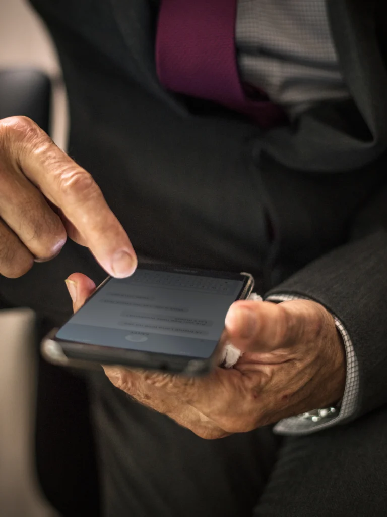 Guía de seguridad legal para la prevención de phishing y suplantación de identidad corporativa de GRUPO CGR LAWYER, mostrando un entorno de oficina legal protegida con iconos de ciberseguridad.