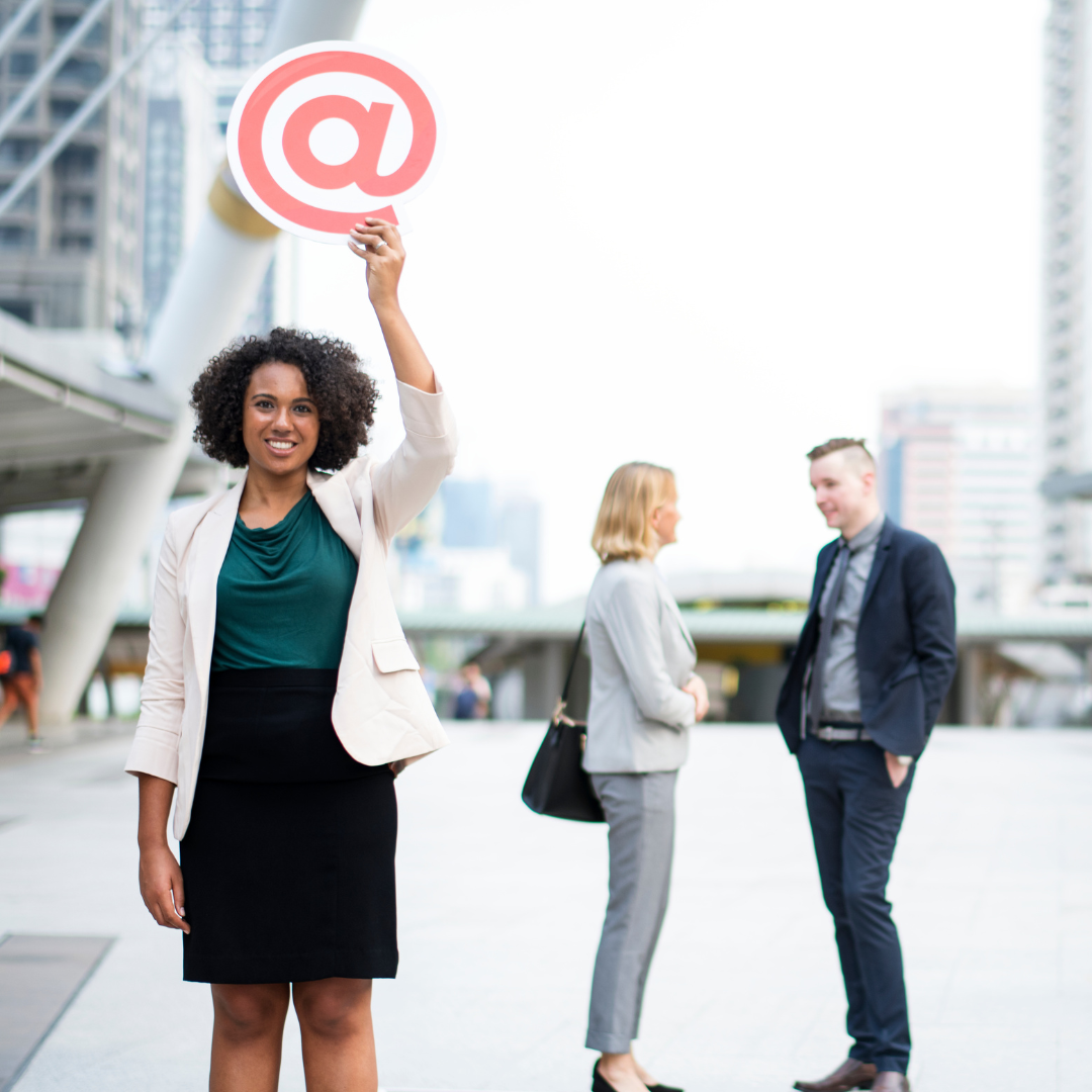 Infografía de seguridad de GRUPO CGR LAWYER que muestra la prohibición de uso de Facebook, Marketplace y Grupos de WhatsApp para cierres de negocios o captación de clientes.